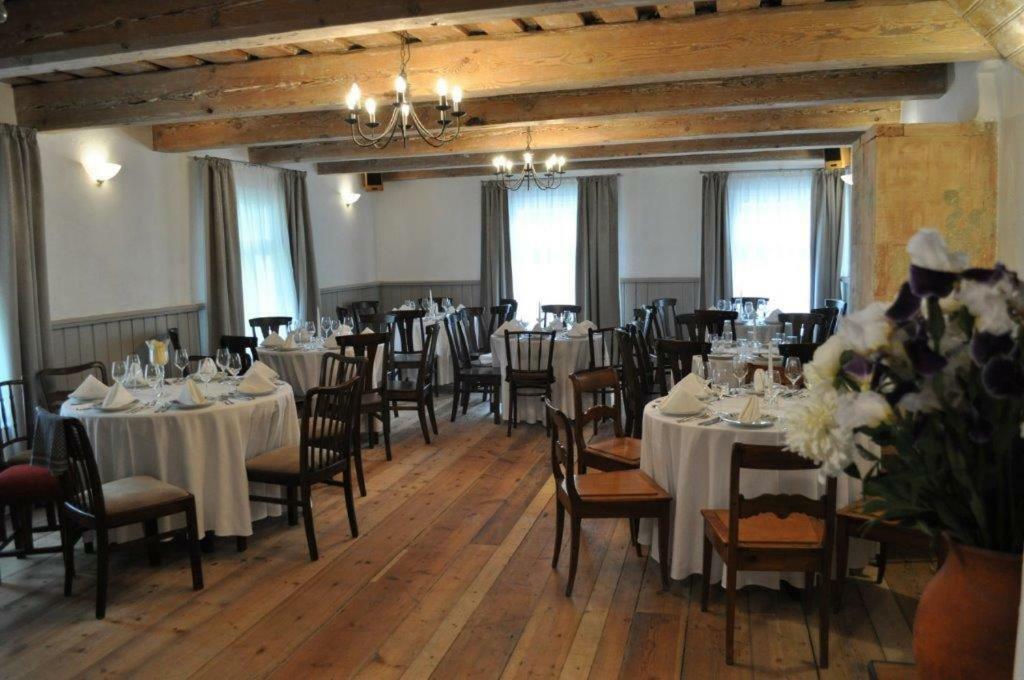 Meke Hotel Mustkalni Buitenkant foto