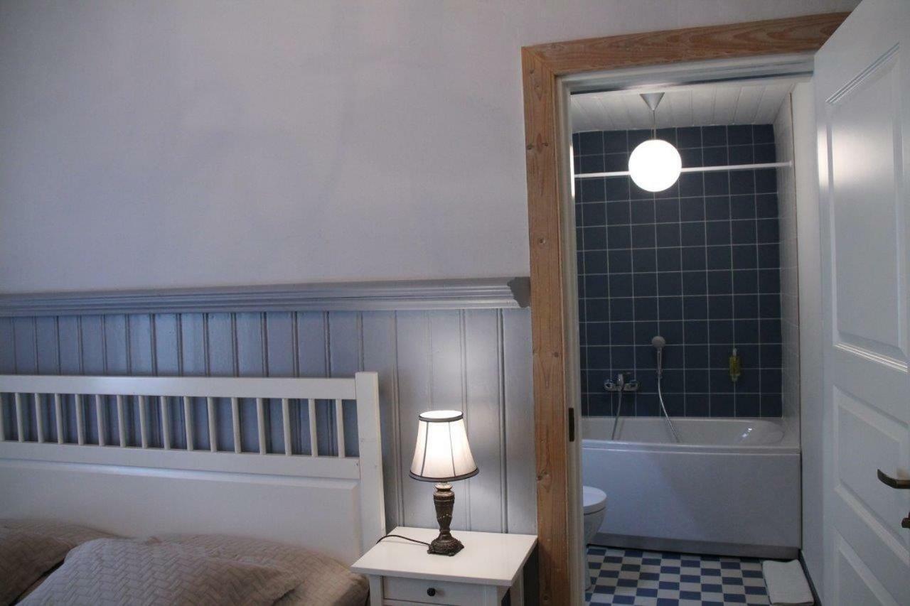 Meke Hotel Mustkalni Buitenkant foto