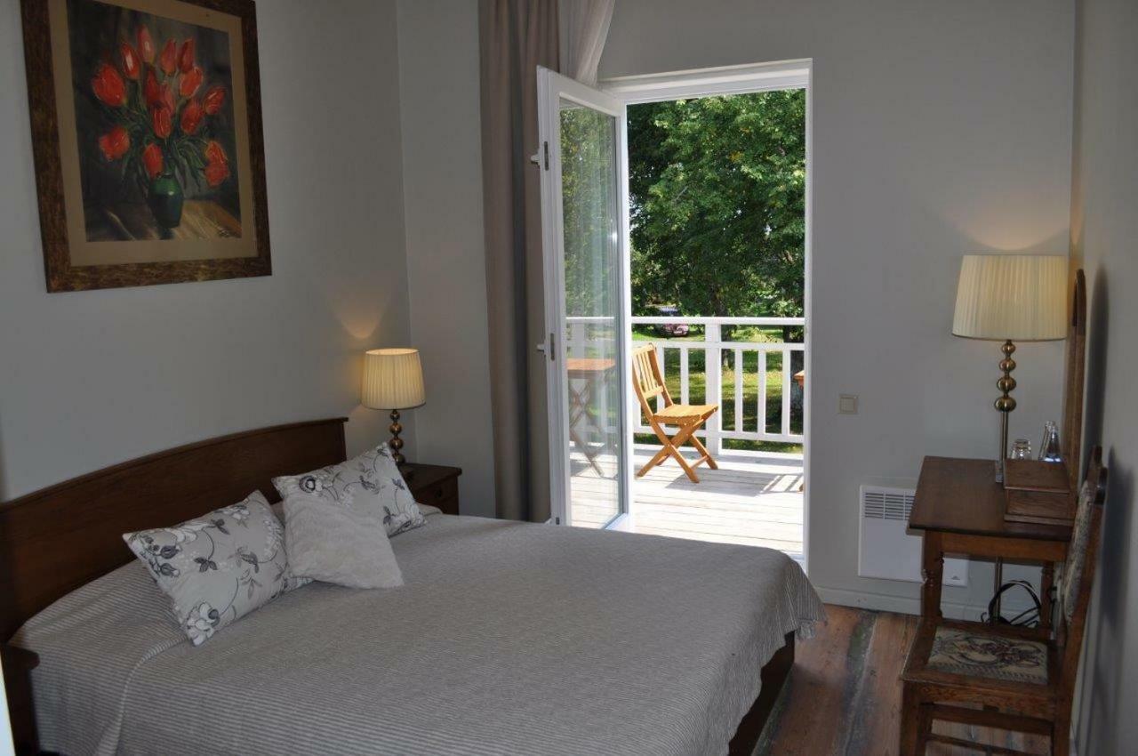 Meke Hotel Mustkalni Buitenkant foto