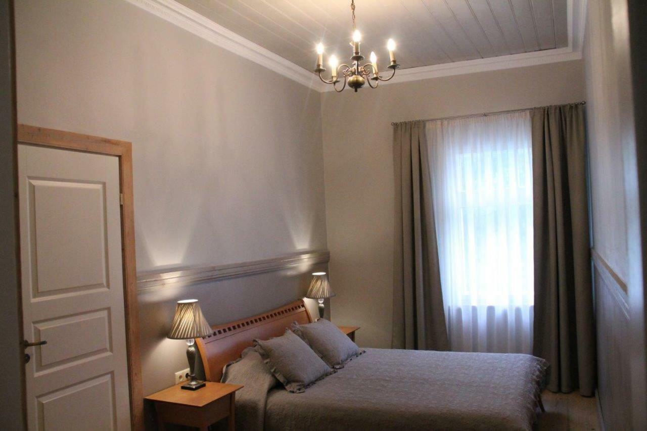 Meke Hotel Mustkalni Buitenkant foto