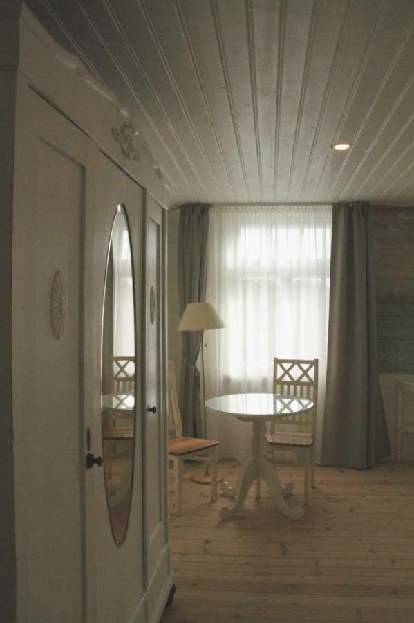 Meke Hotel Mustkalni Buitenkant foto