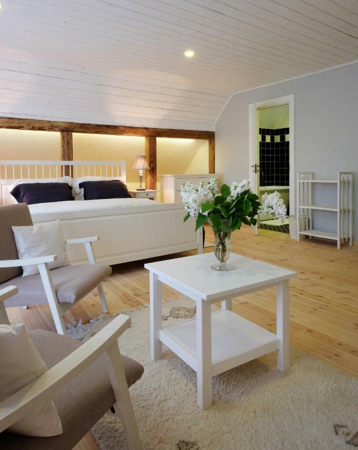 Meke Hotel Mustkalni Buitenkant foto