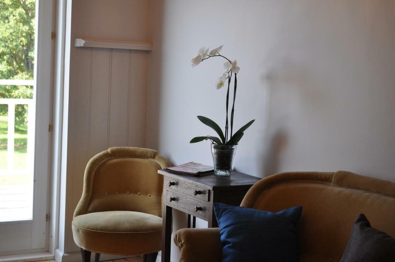 Meke Hotel Mustkalni Buitenkant foto