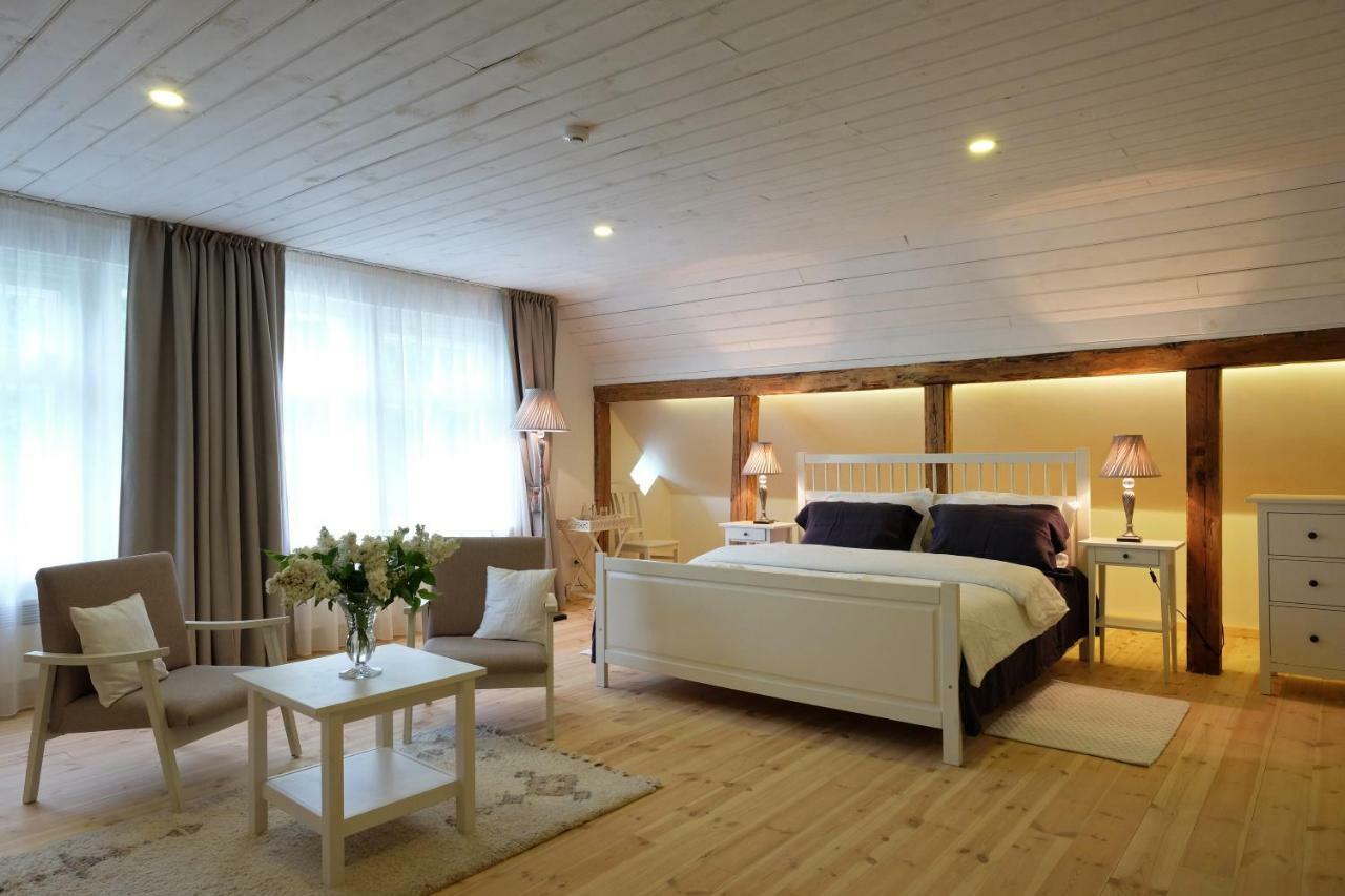Meke Hotel Mustkalni Buitenkant foto