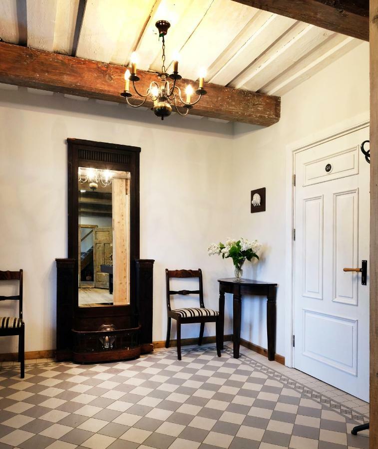 Meke Hotel Mustkalni Buitenkant foto