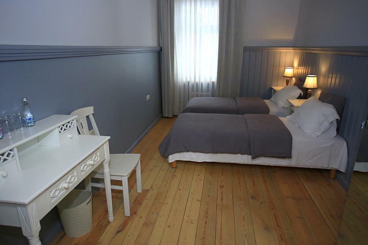 Meke Hotel Mustkalni Buitenkant foto