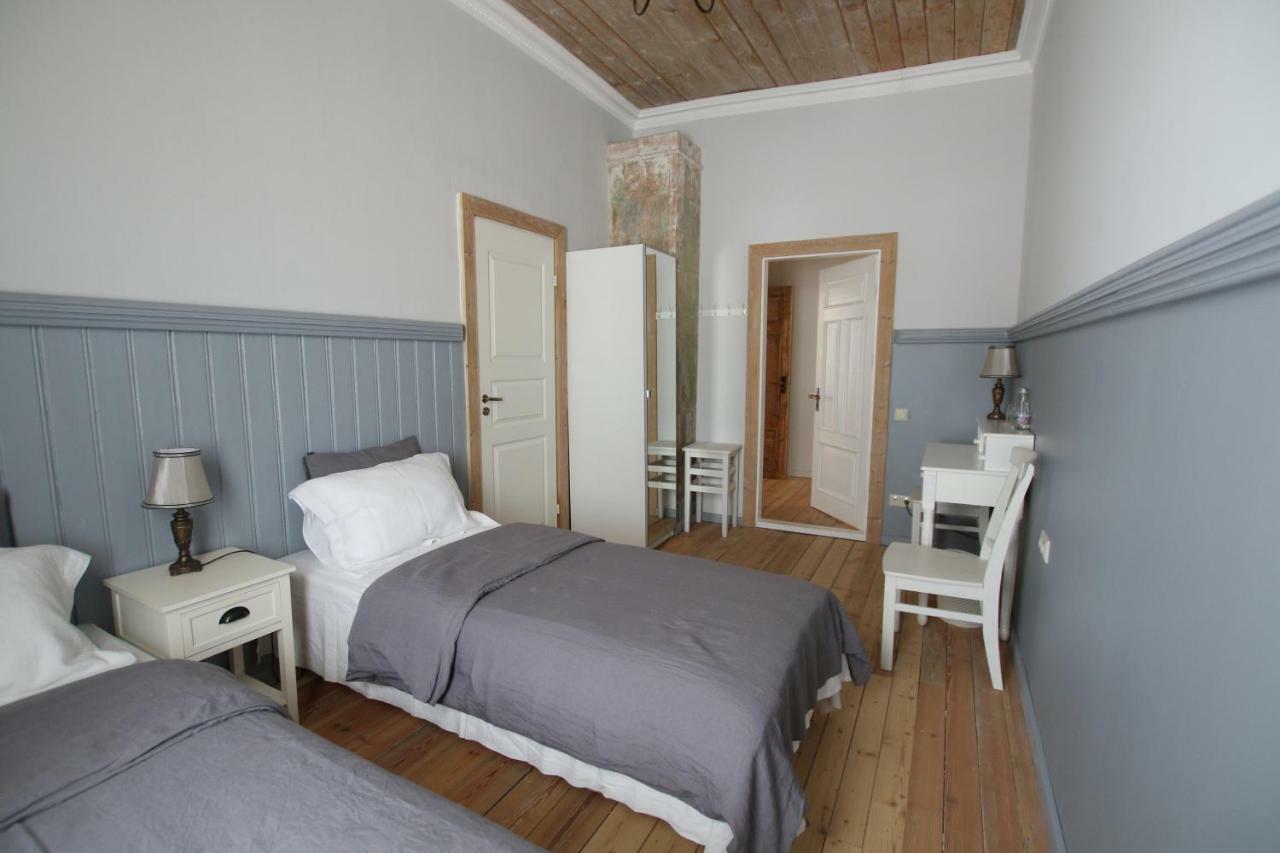Meke Hotel Mustkalni Buitenkant foto