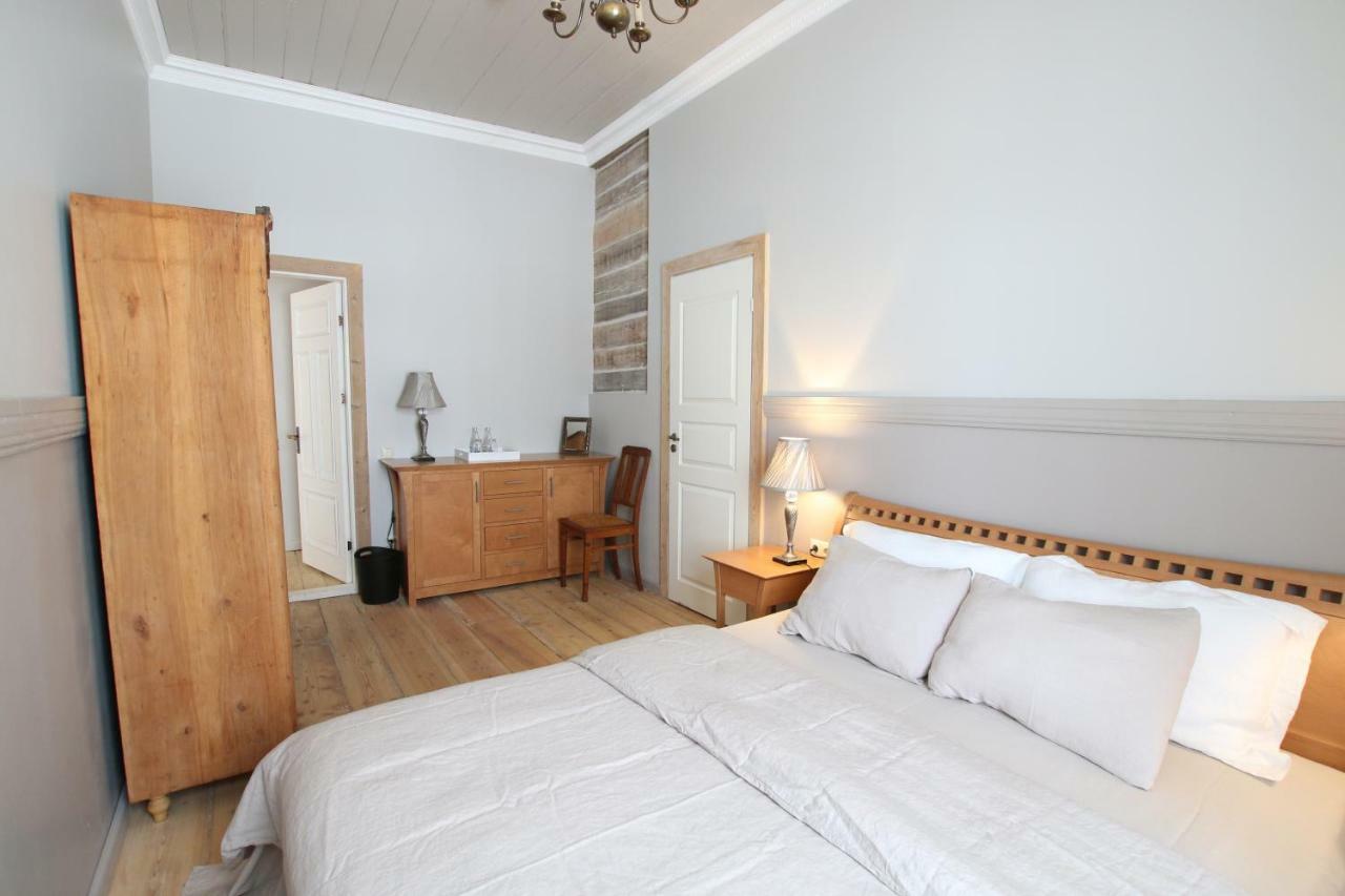 Meke Hotel Mustkalni Buitenkant foto
