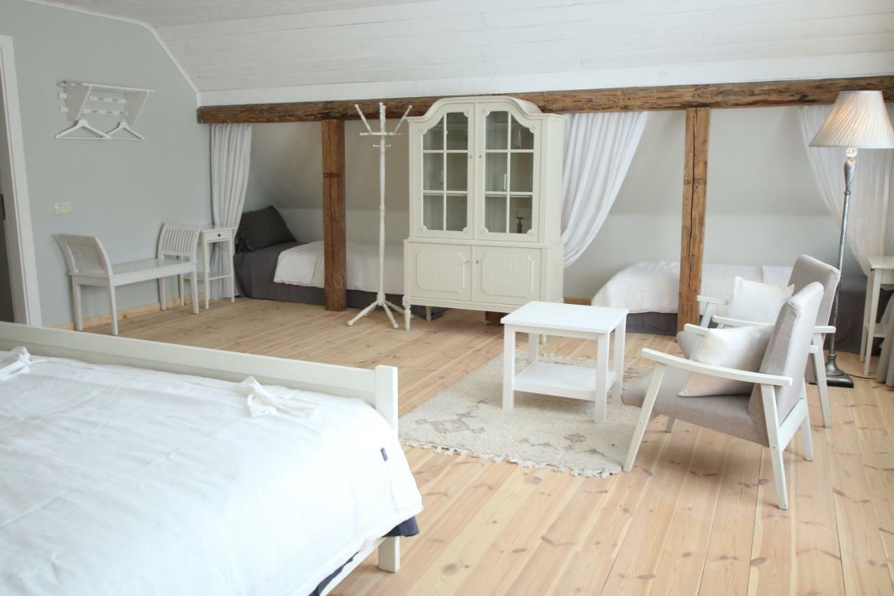 Meke Hotel Mustkalni Buitenkant foto