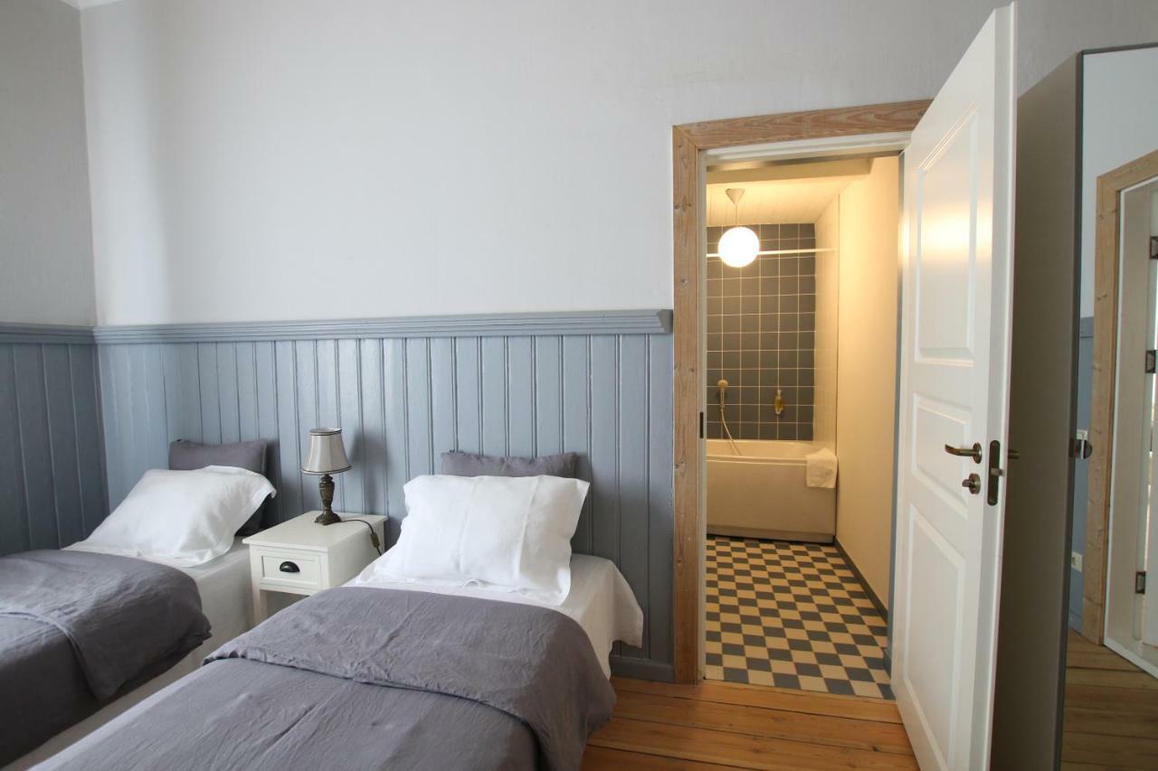 Meke Hotel Mustkalni Buitenkant foto